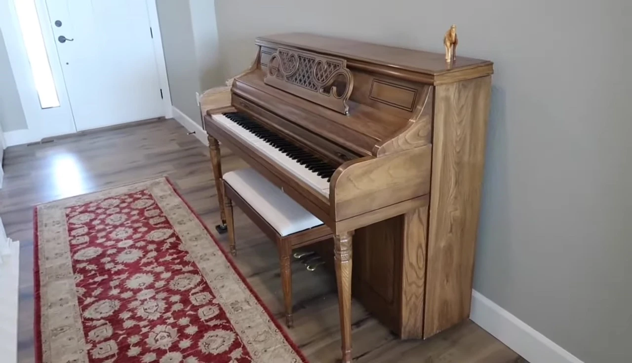 The speaker places the bench next to the piano