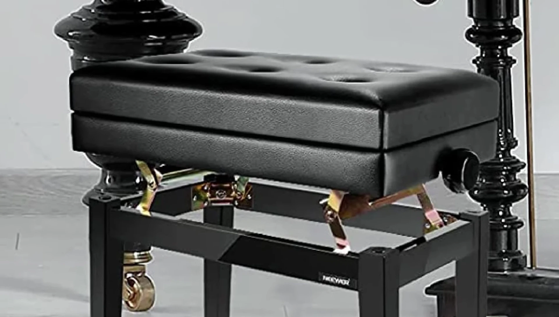 Storage compartment of Neewer bench