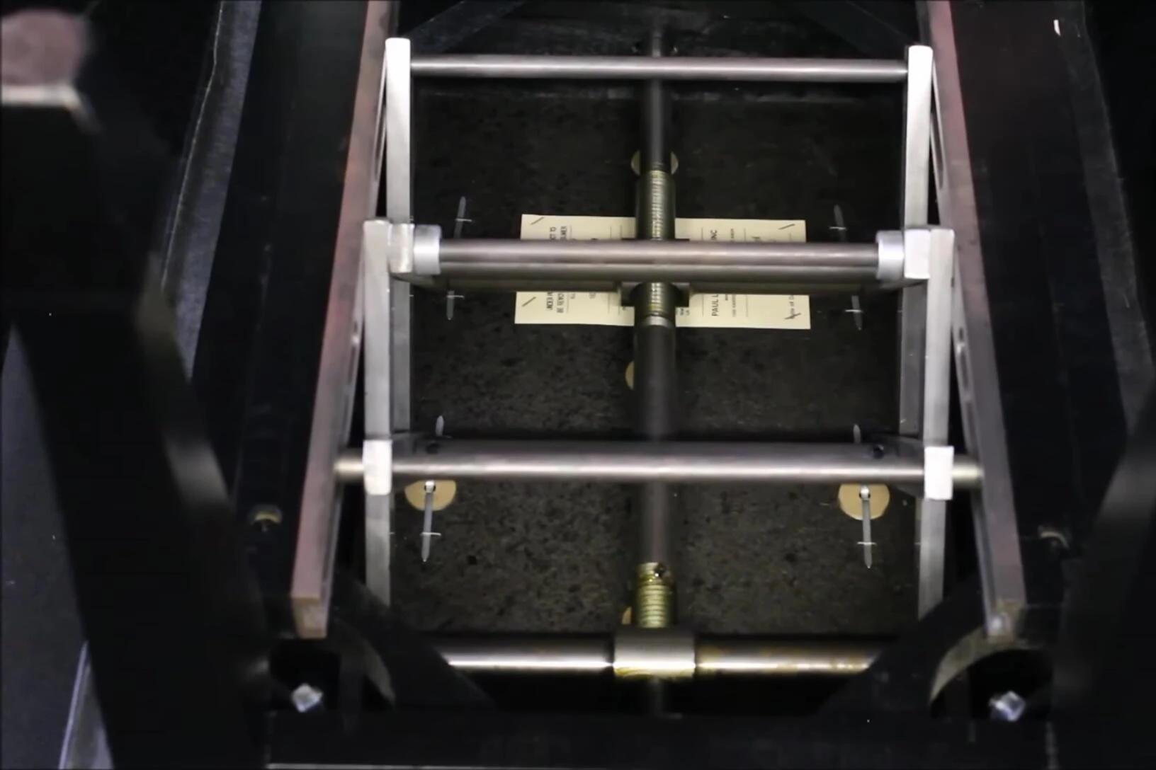 Detailed view of the mechanical height adjustment mechanism on the Janssen bench.