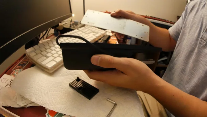 Unscrew and open the sustain pedal.