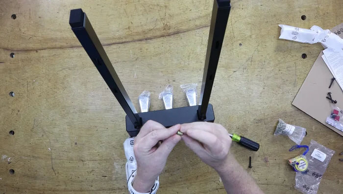 Securely attach the pedal unit to the stand using the 5mm screws.