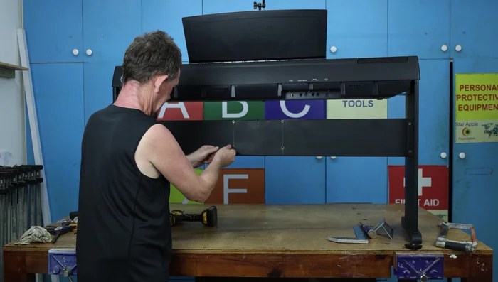 Securely attach the pedal unit to the stand using the 5mm screws.