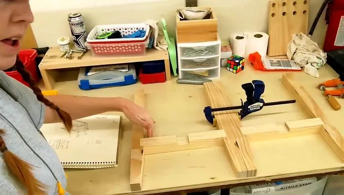 Cut the top support pieces (1x4s) to 11 inches. Cut the longer top braces (1x4s) to 29 inches.