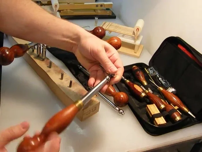 Caution about variations in thread between different manufacturers' tips and heads, recommending purchasing a complete set from a single supplier.