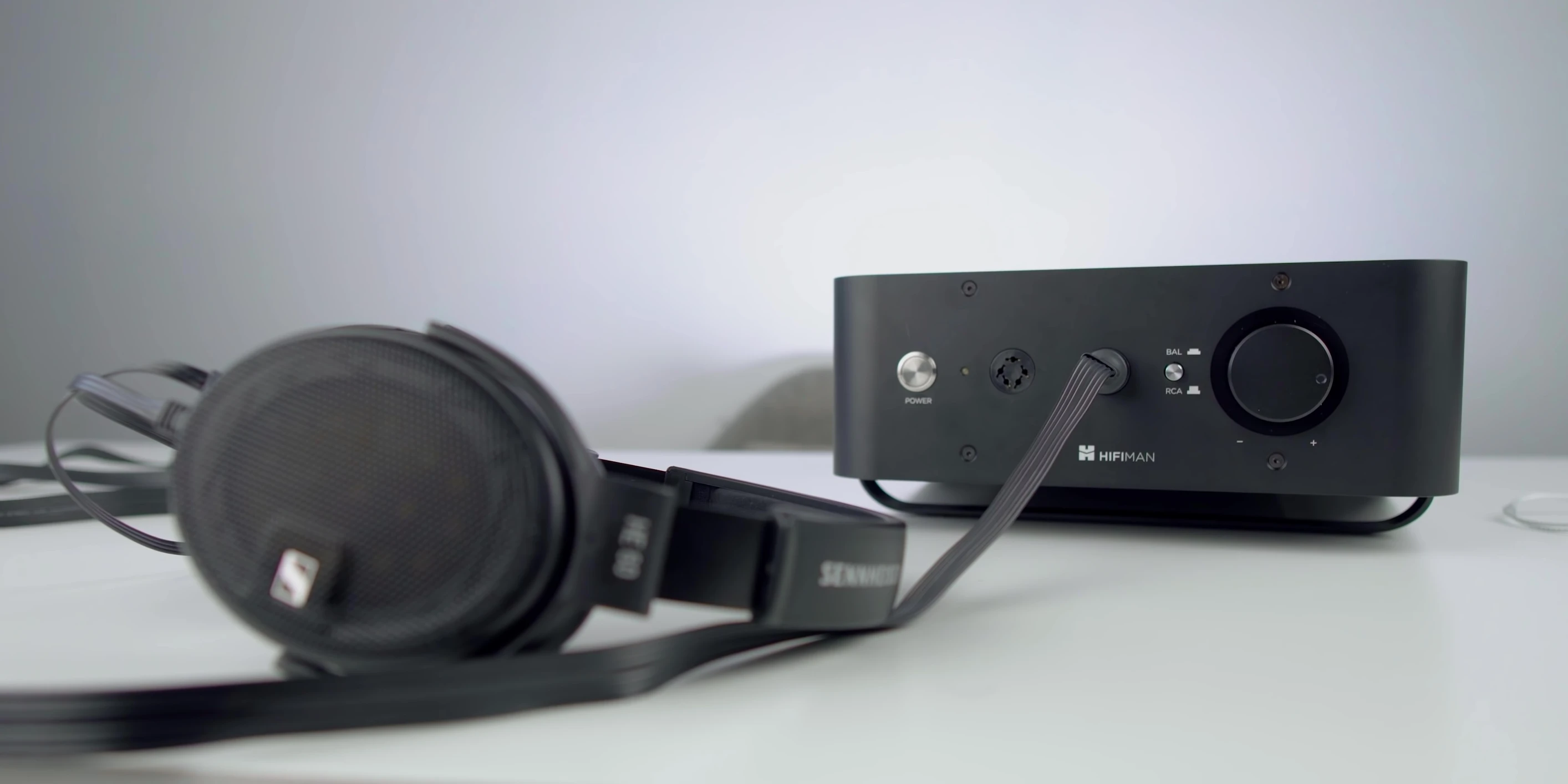 Screenshot of the reviewer demonstrating the dynamics of the headphone