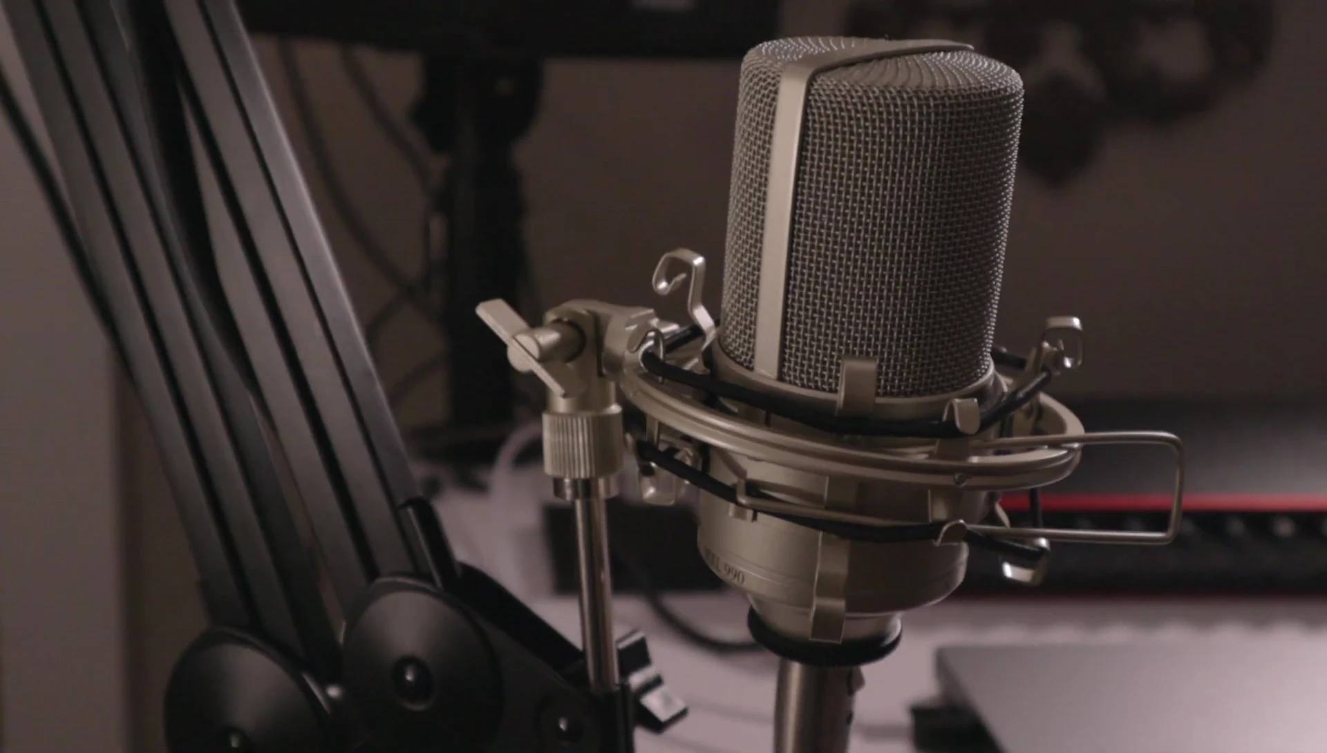 Microphone positioned toward the piano