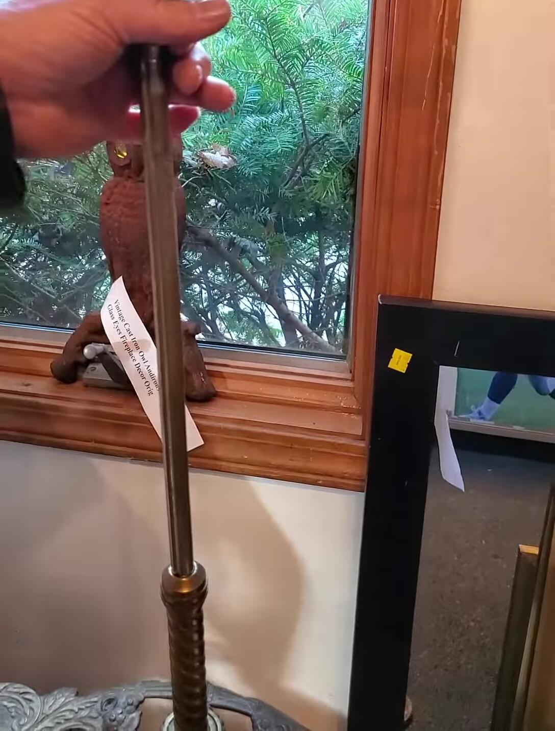 Demonstration of the lamp's adjustable height