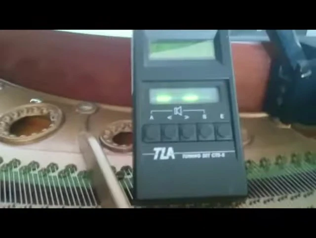 The TLA CTS-5 analog tuner's display showing the waveform.