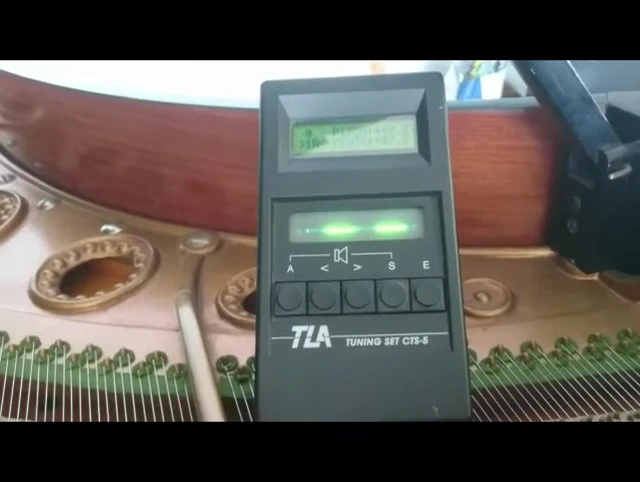 A detailed view of the two cycles and the second harmonic line on the tuner's display.