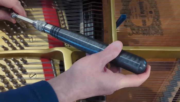 Use the 'Loop Off' setting to check the current pitch. Strike the corresponding key (A4 in this case).