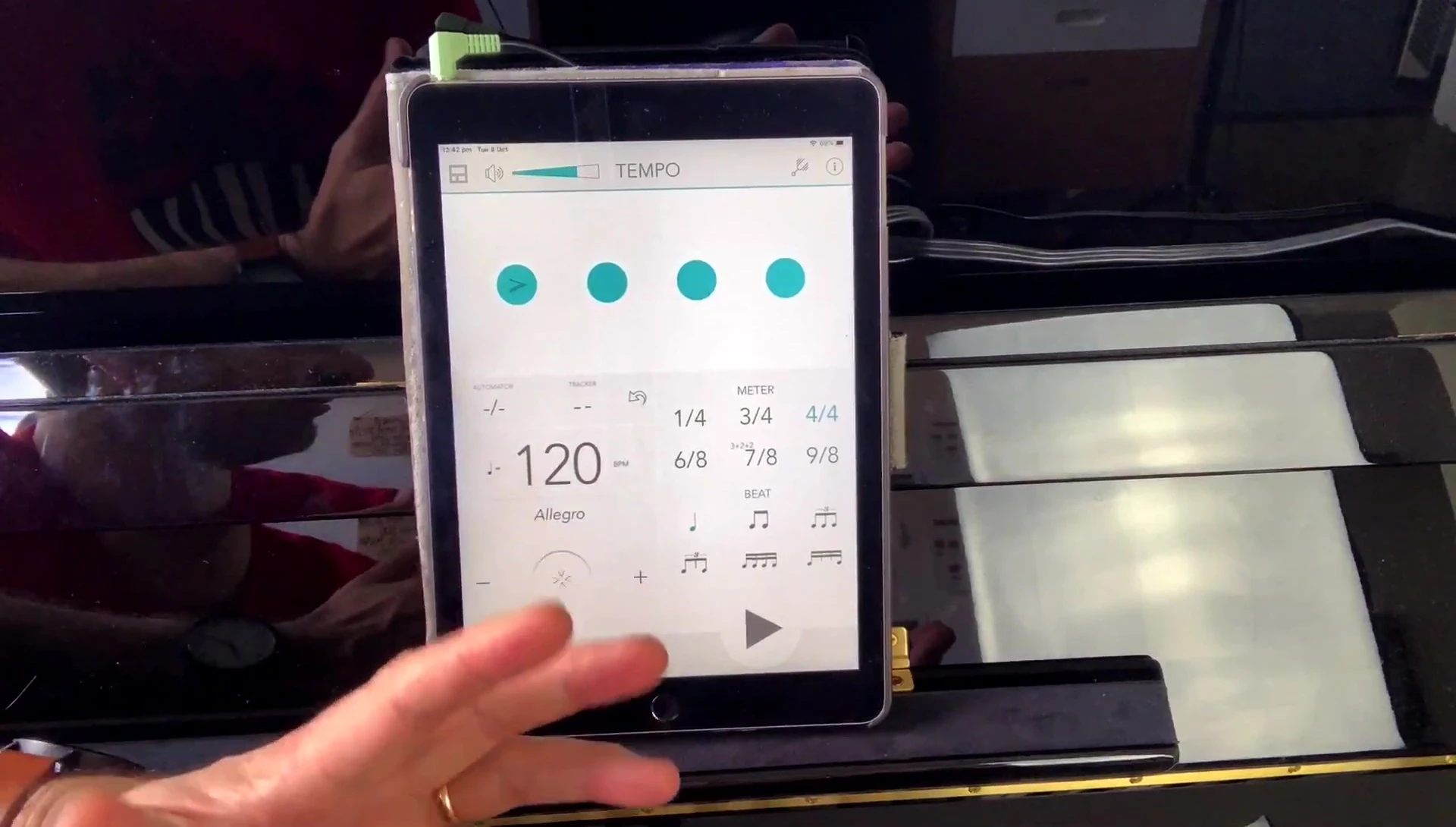 Screenshot showing the Tempo app's main screen with play button.