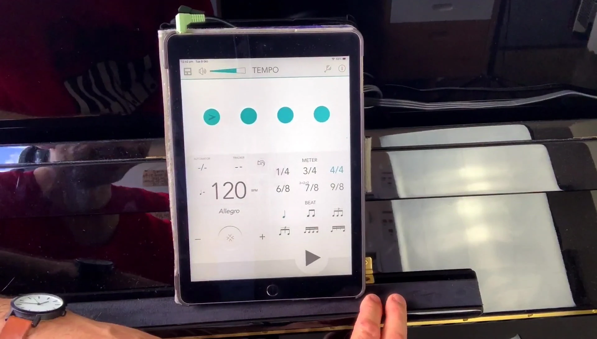 Screenshot emphasizing the simplicity of the play function.