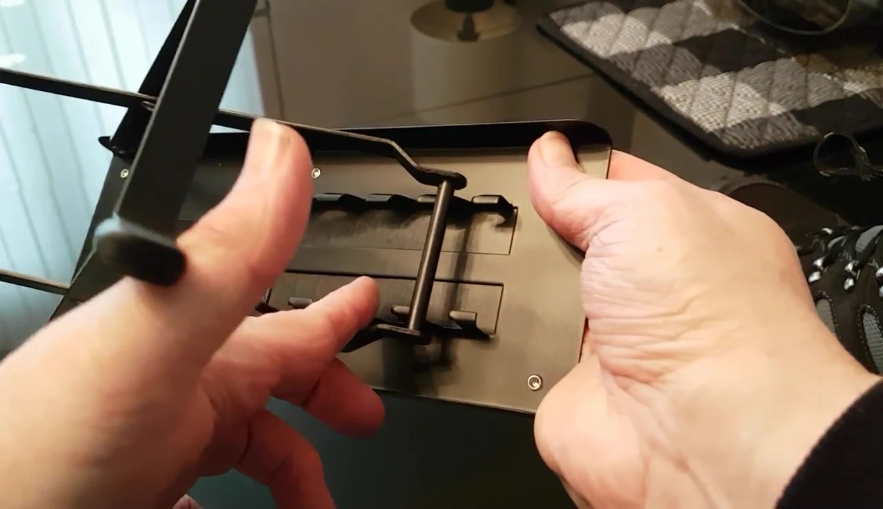 Showing the hooks and mechanism