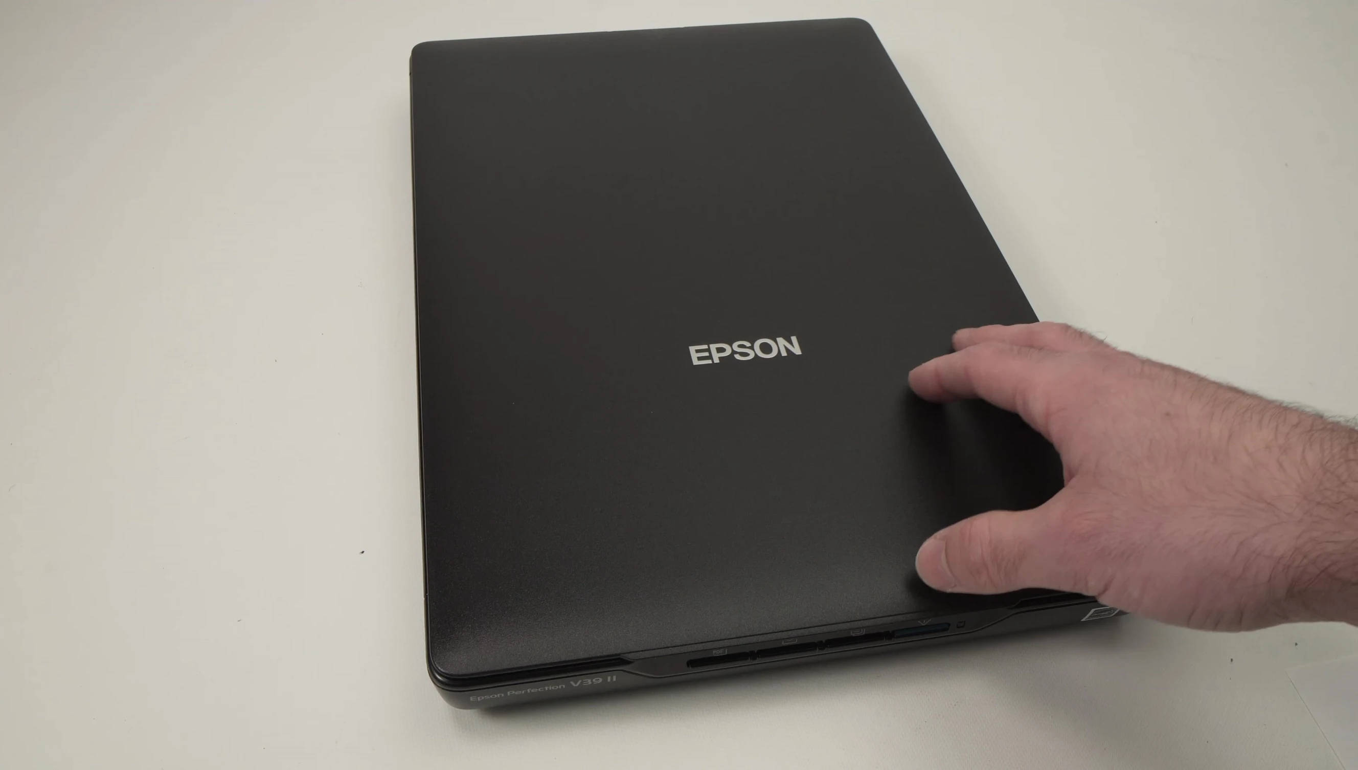Mention of the Epson Perfection V192 as a competitor.