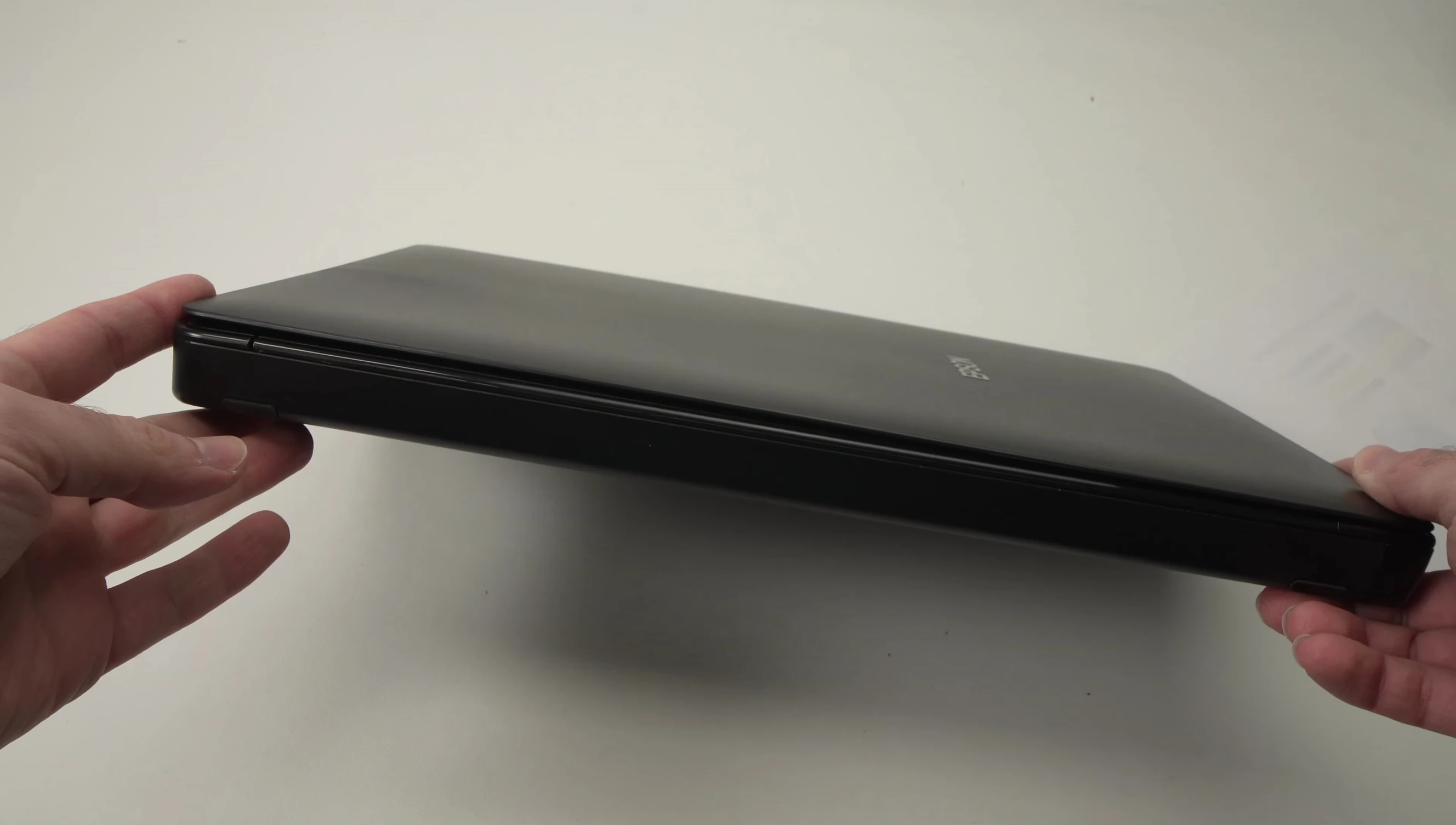 Demonstration of the Epson Perfection V392's extendable and removable lid.