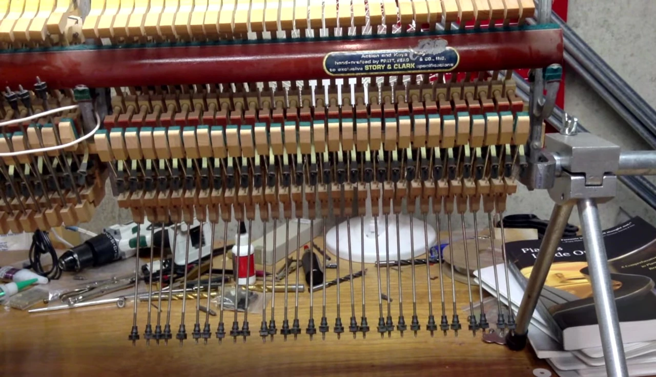 Diagram comparing spinet and direct blow piano actions.