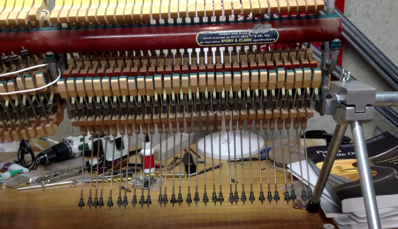 The presenter emphasizing the ease of repair work in a dedicated workshop.