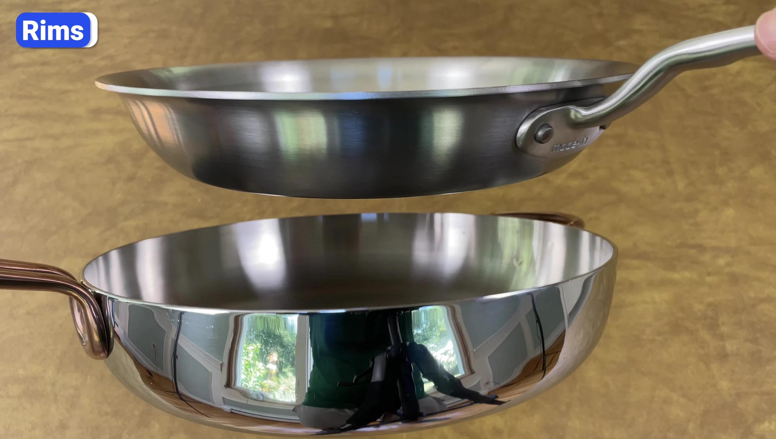 Example of a pan with straight rims.