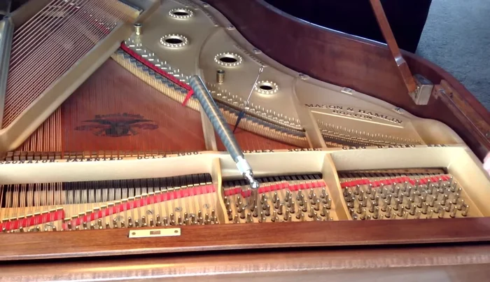 Optimal Hammer Positioning: Position the tuning hammer to minimize front-to-back bending. Pulling the hammer sideways primarily twists the pin, reducing back-and-forth bending.