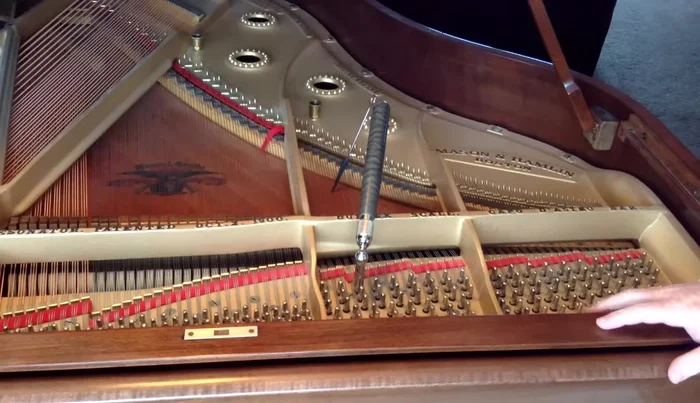 Demonstration of Twisting Techniques: The video contrasts smooth vs. jerky movements, showing how jerky movements result in more stable tuning.