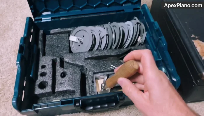 For bass strings, use the hitch pin setter to secure the string.