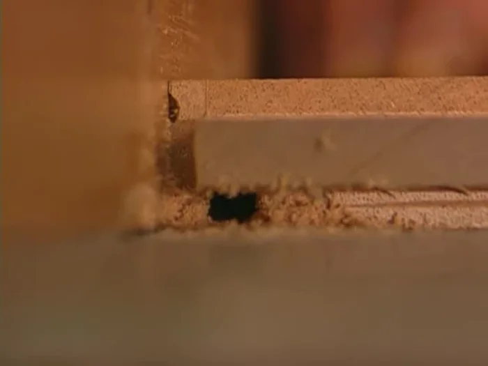 Cut rabbets on legs: Cut perpendicular rabbets on the legs using the multi-router.