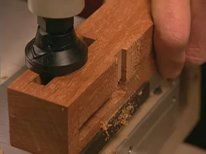 Cut rabbets on legs: Cut perpendicular rabbets on the legs using the multi-router.