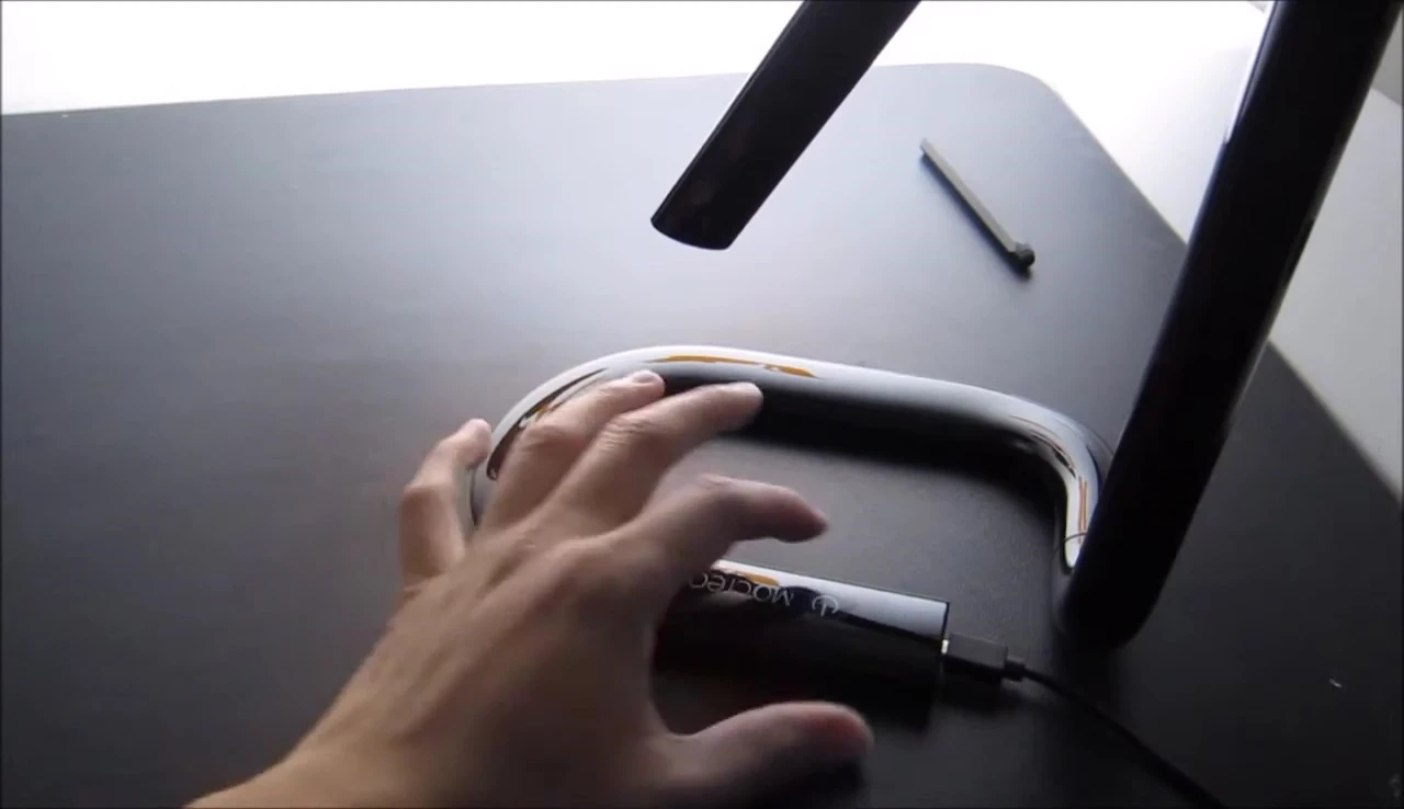 Highlighting the USB port location