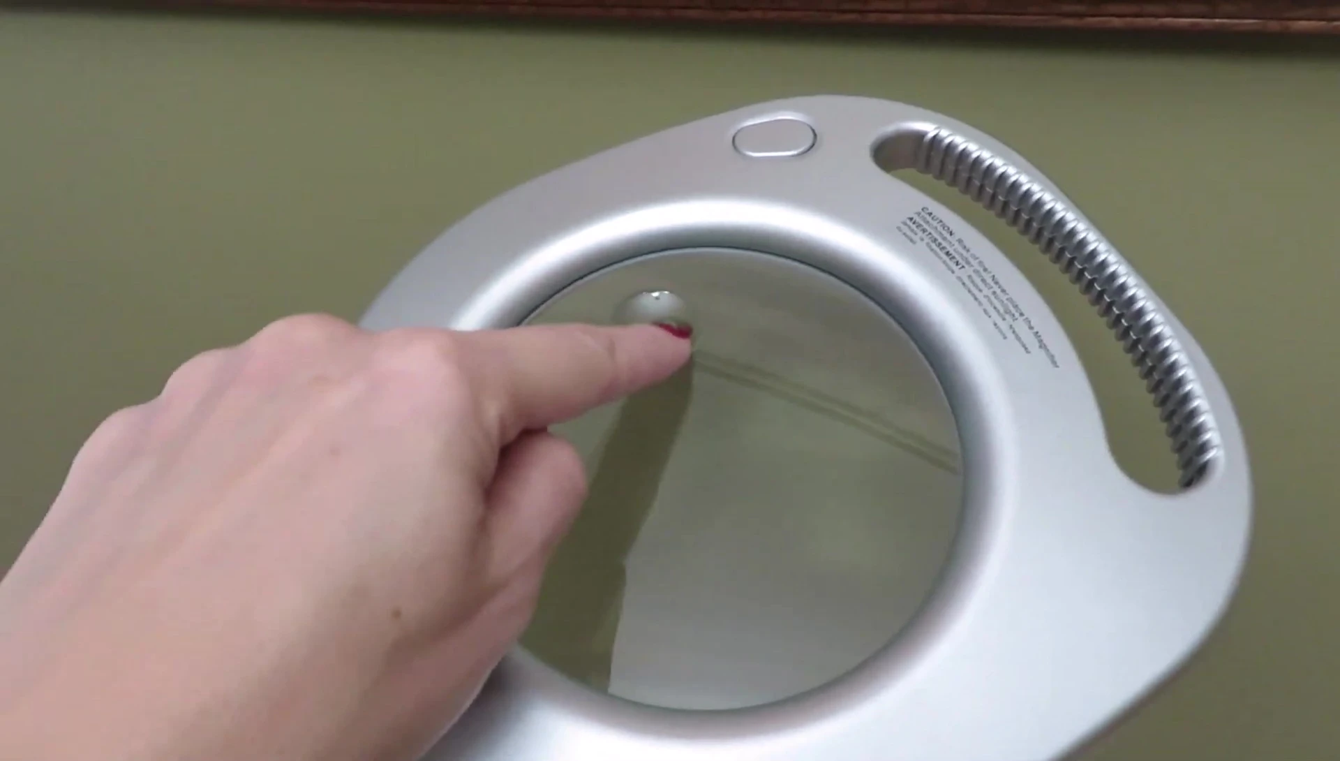 Close-up of the lamp's control switch and magnifying glass.