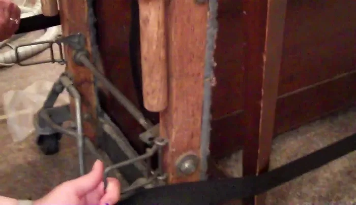 Tighten straps to flush the piano against the device.