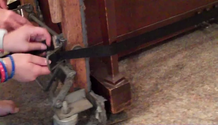 Tighten straps to flush the piano against the device.