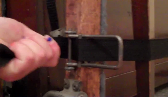 Tighten straps to flush the piano against the device.